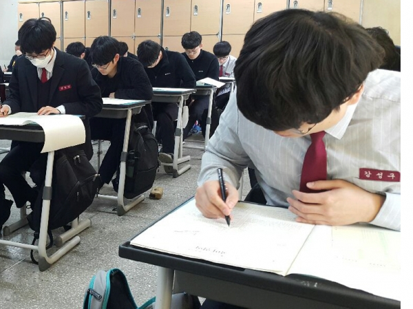 3월 학력평가를 응시 중인 학생들 (출처: 충북교육청)