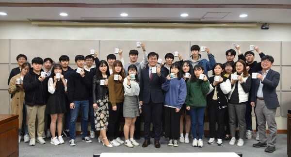 지난 26일 사회봉사 서포터즈 ‘인하랑’ 9기 발대식에서 조명우 총장과 학생들이 ‘플라스틱 프리 챌린지’ 캠페인에 동참하는 의미로 ‘머그잔’을 들고 기념촬영을 하고 있다.