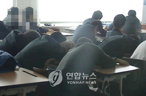 엎드린 학생들 (사진: 연합뉴스)