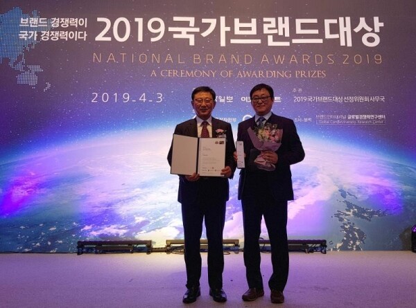왼쪽부터 아주자동차대학 박병완 총장, 전지용 교학기획처장