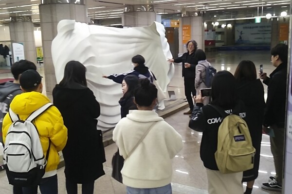 지난 2일 인하대 디자인융합학과 학생들이 인천지하철 인천시청역에서 테마 역사 프로젝트 책임자인 이탈 예술 감독으로부터 작품에 대한 설명을 듣고 있다. (사진: 인하대 제공)