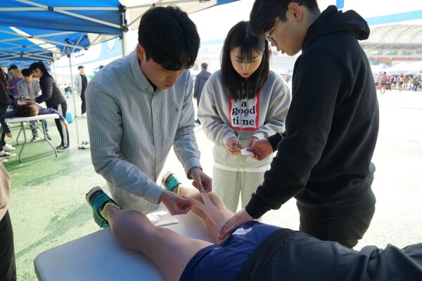 경북전문대학교(총장 최재혁) 물리치료과가 7일 영주 시민운동장에서 열린 제17회 영주소백산마라톤대회 의무(물리치료)지원 봉사활동을 펼쳐 지역사회와 함께 나눔의 레이스를 펼쳤다. (사진: 경북전문대 제공)