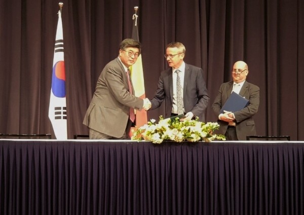 서울대 공대(학장 차국헌)가 벨기에 루벤대학교(Katholieke Universiteit Leuven)와 지난 3월 27일 학술교류 및 학생교환에 대한 협정을 체결했다. (사진: 서울대 제공)