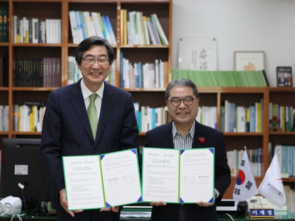 한신대 연규홍 총장(좌)과 이재정 교육감(우)이 평화통일과 민주시민 교육을 위한 업무 협약을 체결했다. (사진: 한신대 제공)