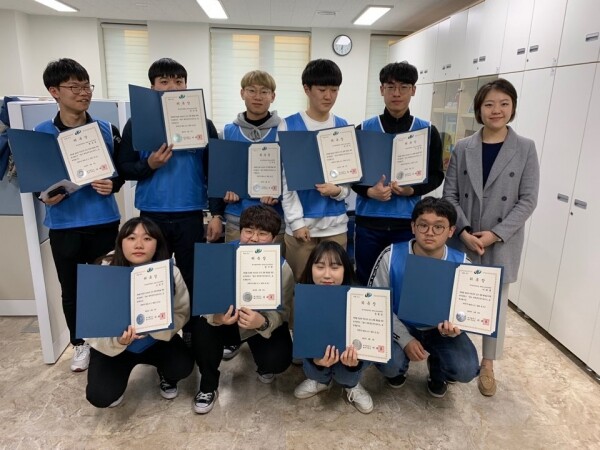 대구 달서구보건소에서 대학생 건강서포터즈단 발대식에 참석해 위촉장을 받은 대구한의대 한방스포츠의학과 학생들
