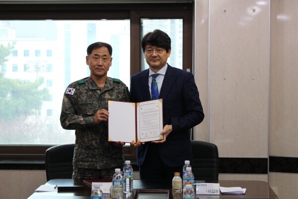 신한대학교(총장 서갑원)는 지난 4월 10일 육군 제8기계보병사단(이상 8사단)과 상호발전을 도모하는 내용의 학·군 협약을 체결했다. (사진: 신한대 제공)