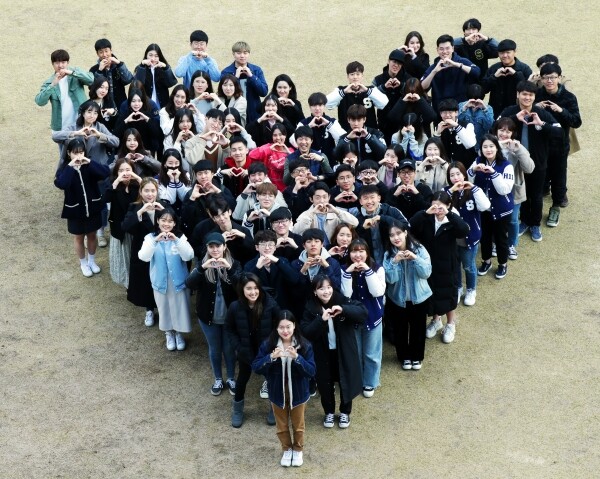 성균관대학교(총장 신동렬) 사회학과 구정우 교수는 지난 10일 교내 금잔디에서 ‘사회학입문’ 수강생 70여 명과 함께 인간하트를 만들었다. (사진: 성균관대 제공)