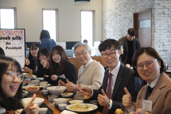 한성대 이상한 총장이 학생들과 점심을 먹으며 소통하고 있다. (사진: 한성대 제공)