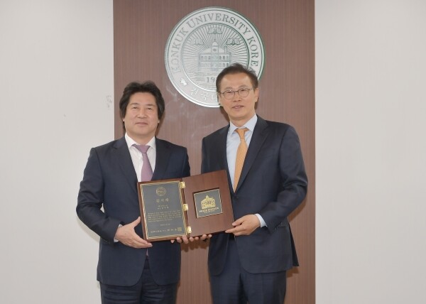 엠디엠그룹 문주현 회장(오른쪽)이 건국대에 발전기금 20억 원을 기부한 후 민상기 건국대 총장(왼쪽)으로부터 감사패를 받고 있다.