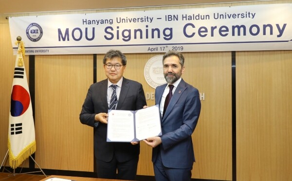 김종걸 한양대 국제학부장장(왼쪽)과 리셉 센투륵(Sentruk) 이븐 할둔대 총장이 17일 서울 성동구 서울캠퍼스에서 일반학술교류를 위한업무협약 체결 후 기념촬영을 하고 있다. (사진: 한양대 제공)