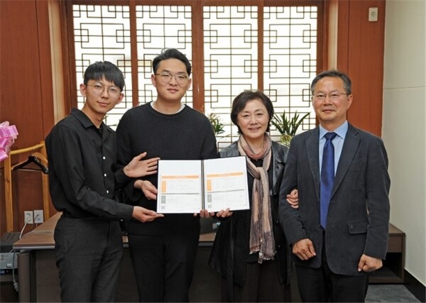 왼쪽부터 여대희 부총학생회장, 김종헌 총학생회장, 김애주 대외협력처장, 김용현 학생처장