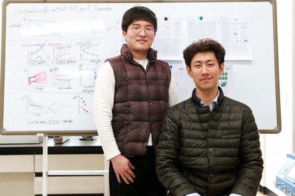 (왼쪽부터) DGIST 스마트섬유융합연구실 손원경 연구원, 최창순 선임연구원