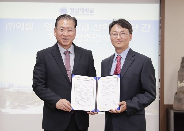 22일 영남대와 (주)이셀이 기술이전협약을 체결했다.(왼쪽부터 영남대 서길수 총장, (주)이셀 김두현 대표)