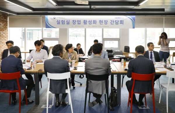 문미옥 과학기술정보통신부(이하 과기정통부) 제1차관이 4월 23일 서울 성동구에 위치한 한양대학교(총장 김우승)를 찾아 실험실 창업 공간을 방문하고 혁신기술 기반 창업전문가들과 함께 ‘실험실 창업 활성화 현장 간담회’를 개최했다. (사진: 한양대 제공)