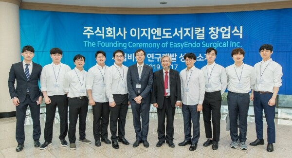 KAIST 기계공학과 권동수 교수와 8명 공동 창업자를 포함한 이지엔도서지컬 기술개발팀