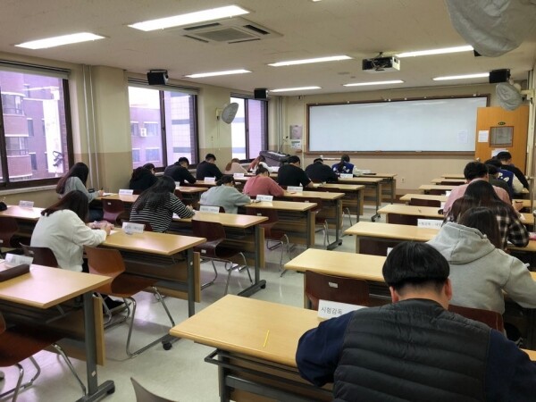 시험을 감독하는 교수 없이 무감독시험으로 중간고사를 치르는 군사경찰대학 재학생 모습