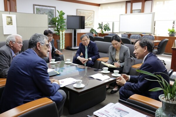 브라질 상파울루 대학 바앙 아고삐앙(Vahan Agopyan) 총장단은 4월 24일 성균관대 산학협력단과 N센터(나노 및 뇌과학 중심 연구센터)를 방문했다.