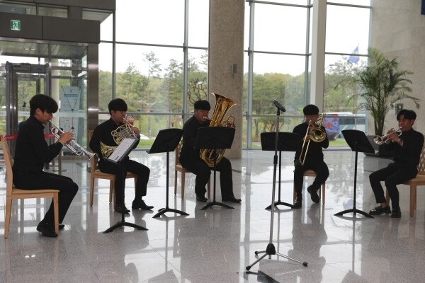 수원대학교(총장 박진우) 음악대학은 4월 25일 수원법원에서 ‘지역민을 위한 작은 음악회’를 개최했다. (사진: 수원대 제공)