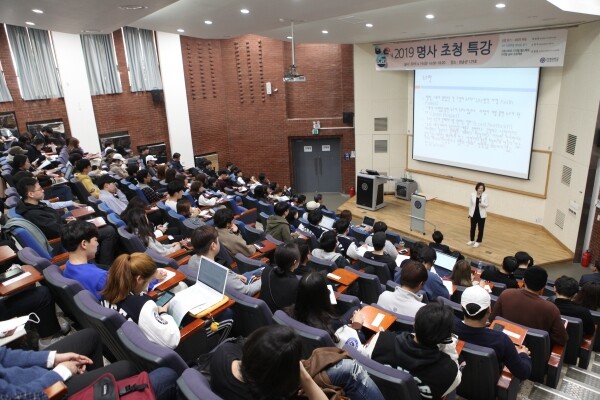 연세대학교 원주캠퍼스(원주부총장 윤영철) 대학일자리센터가 4월 19일 원주캠퍼스 청송관 129호에서 언론계 주요 인사들을 초청해 ‘2019 명사초청 특강’을 개최했다.