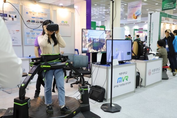 한 관람객이 세종대 ‘모바일 가상현실 연구센터’부스에서 VR 가상 현실 게임을 체험하고 있다.