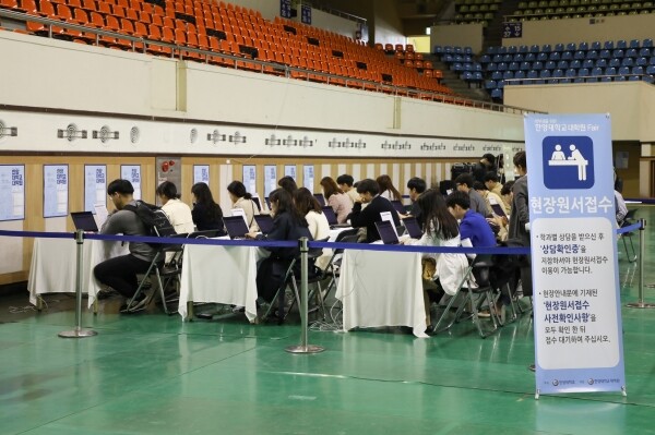 30일 서울 성동구 올림픽체육관에서 개최한 2019학년도 1학기 대학원 박람회(Fair)에 참가한 학생들이 현장에 마련된 현장접수대를 통해 입학지원하고 있다. (사진: 한양대 제공)