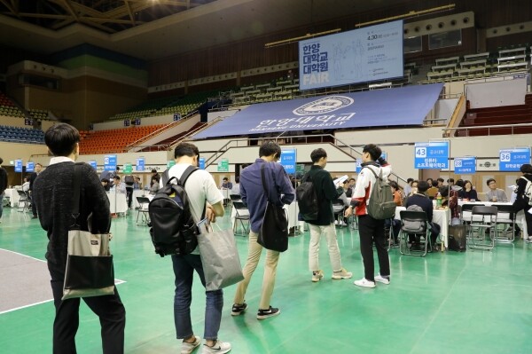 한양대가 30일 서울 성동구 올림픽체육관에서 개최한 2019학년도 1학기 대학원 박람회(Fair)에서 대학원에 진학하고자 하는 학생들이 개별상담을 받기위해 순서를 기다리고 있다. (사진: 한양대 제공)