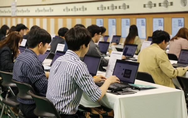 30일 서울 성동구 올림픽체육관에서 개최한 2019학년도 1학기 대학원 박람회(Fair)에 참가한 학생들이 현장에 마련된 현장접수대를 통해 입학지원하고 있다.  (사진: 한양대 제공)