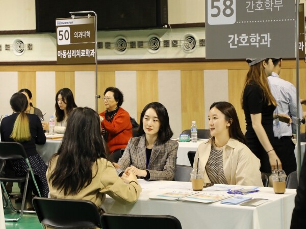 한양대가 30일 서울 성동구 올림픽체육관에서 개최한 2019학년도 1학기 대학원 박람회(Fair)에서 대학원에 진학하고자 하는 학생들이 개별상담을 받고 있다. (사진: 한양대 제공)