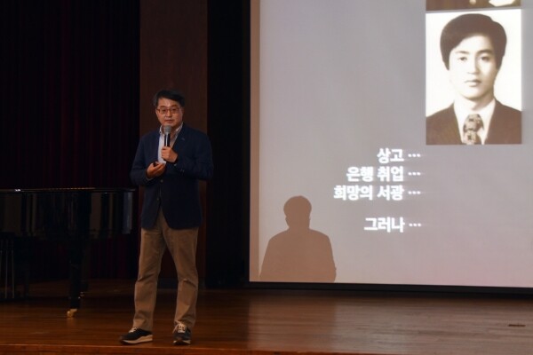 지난 1일 인하대 대강당에서 열린 초청 강연에서 김동연 전 경제부총리가 ‘유쾌한 반란’을 주제로 강연을 하고 있다.