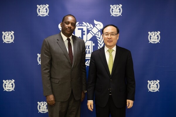 서울대학교 오세정 총장은 5월 2일 쉬페로 시구테 월라싸(Shiferaw Shigutie Wolassa) 주한 에티오피아 대사를 접견했다. (사진: 서울대 제공)