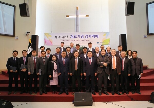 아세아연합신학대학교(총장 정흥호, 이하 아신대)는 5월 2일 아신대 강당에서 ‘개교 제45주년 기념 감사예배’를 드렸다. (사진: 아신대 제공)