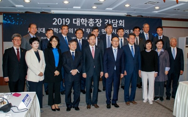 조명우 인하대 총장은 5월 3일 공학교육혁신협의회 주최 한국프레스센터에서 열린 이공계 출신 대학 총장 간담회에 참석해 시대 변화에 따라 대학 교육 방향도 달라져야 한다는 점을 강조했다. (사진: 인하대 제공)