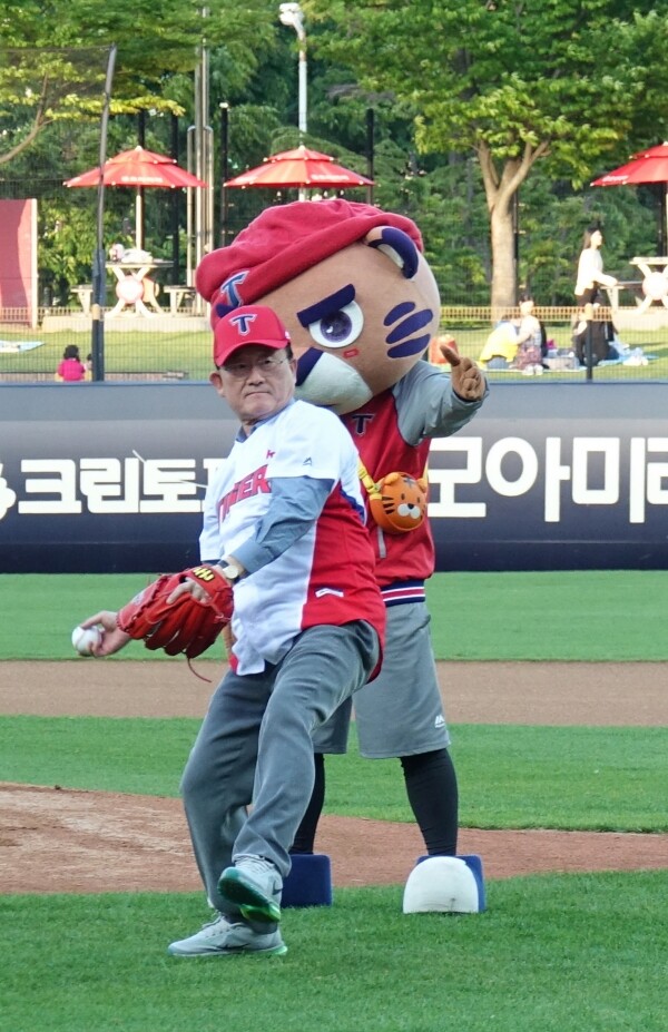 지난 2일 광주-기아챔피언스필드에서 열린 ‘광주대학교의 날’ 네이밍데이 행사에서 광주대 김혁종 총장이 시구를 하고 있다. (사진: 광주대 제공)