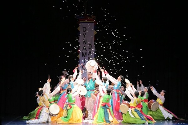 2016년 9월 헝가리 한국문화원 초청으로 이뤄진 단국대 한국무용단 공연(부다페스트 MOM Theater)  장면