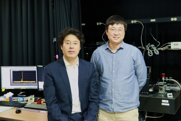 신물질과학전공 조창희 교수(왼쪽), 신물질과학전공 리서치펠로우 강장원 박사(오른쪽)