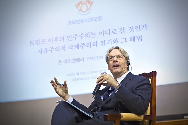 경희대학교는 후마니타스칼리지, 인문학연구원 등 인문학 교육과 연구가 활성화된 대학이다. 이번 인문한국플러스 사업 선정을 통해 더욱 체계적이고 확대된 인문학 연구가 기대된다. 사진은 경희인문사회포럼에서 특강을 진행 중인 존 아이켄베리 교수 (출처: 경희대)