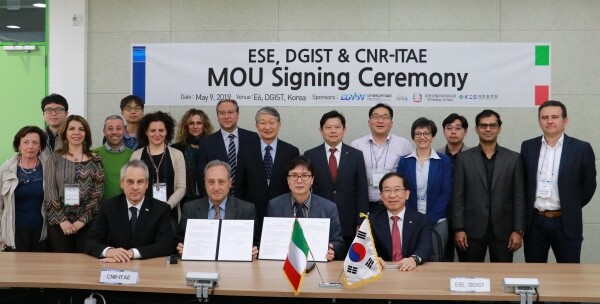 DGIST와 이탈리아 CNR-ITAE 협약 체결 후 양 기관 관계자들이 함께 기념촬영을 하고 있다.