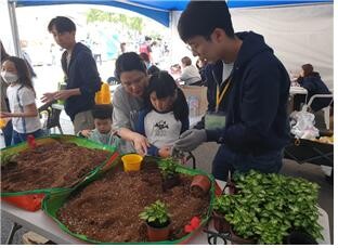 노원그린캠퍼스타운사업단 서포터즈와 아이를 동반한 가족들의 행사 참여 모습. (사진: 서울과기대 제공)