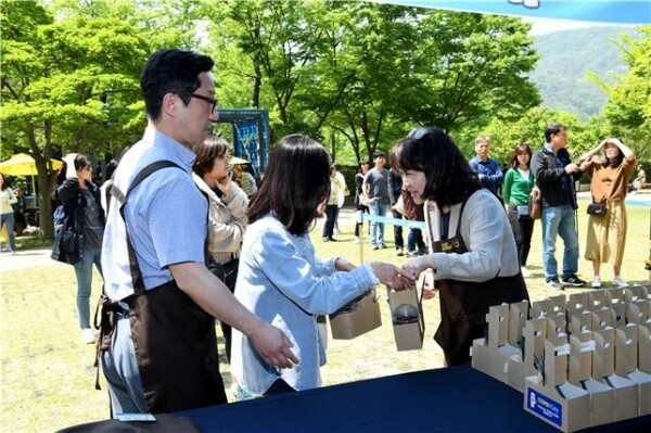 국민대는 첫날인 11일, '제20회 전국 고등학생 조형실기대회'에 참가한 학생들과 학부모들에게 쿠키와 커피, 주스, 아이스티 등 다과를 대접했다. (사진: 국민대 제공)