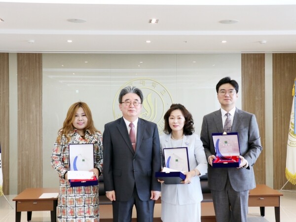 신라대학교(총장 박태학)는 최고 교육봉사상 수상자로 국제관광경영학부 김성환 교수와 보건행정학과 서미란 교수, 창업예술학부 조형미술전공 감라영 교수를 선정했다. (왼쪽부터) 김라영 교수, 박태학 총장, 서미란 교수, 김성환 교수 (사진: 신라대 제공)