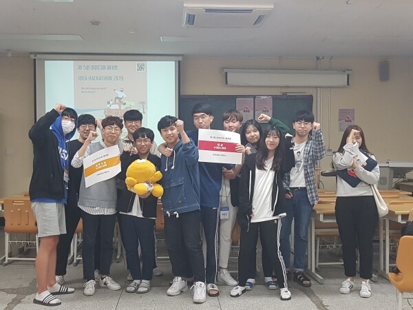 아이디어해커톤 대회에서 대상을 수상한 소프트웨어공학과 학생들