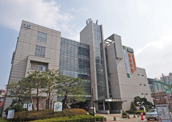 건국대학교(총장 민상기) 수의과대학(학장 류영수)은 수의학과와 수의과대학 설립 50주년을 맞아 15일 오후 6시 건국대 동문회관에서 수의대 동문 수의사와 교수 학생 등 200여 명이 참석한 가운데 50주년 기념식 등 다양한 기념 행사를 진행한다. (사진: 건국대 제공)