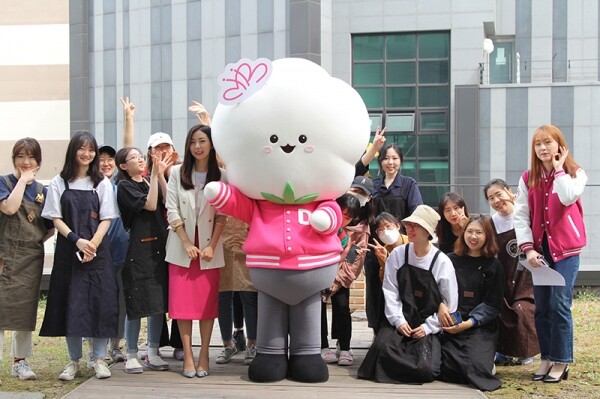동덕여자대학교(총장 김명애)가 15일, 제38회 ‘스승의 날’을 맞아 학생들이 평소 존경하는 교수에게 카네이션과 감사편지를 캐릭터 ‘솜솜이’가 대신 배달하는 ‘2019 스승의 날’ 이벤트를 진행해 학생들로부터 뜨거운 호응을 받았다. (사진: 동덕여대 제공)