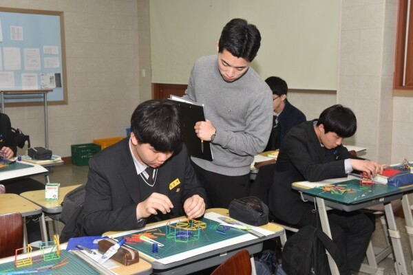 창의디자인 수업을 하고 있는 학생들