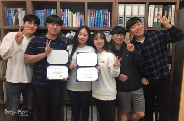 강원대 인문사회·디자인스포츠대학 레저스포츠학과 스포츠의학 학술동아리 WHY는 5월 18일부터 19일까지 단국대 천안캠퍼스에서 개최된 「제20회 공인 운동사 대회 및 2019 운동학 학술 심포지움」에서 대학생 기능해부학능력시험 장려상과 소도구운동 실기경연대회 단체 출전에서 동상을 수상했다. (사진: 강원대 제공)