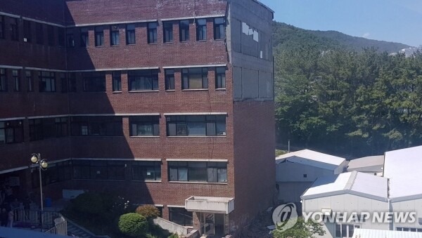 외벽 벽돌 무너진 부산대 동보미술관(연합뉴스 사진 자료)