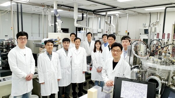 DGIST태양에너지융합센터 김대환 센터장(왼쪽 두번째)와 연구진들