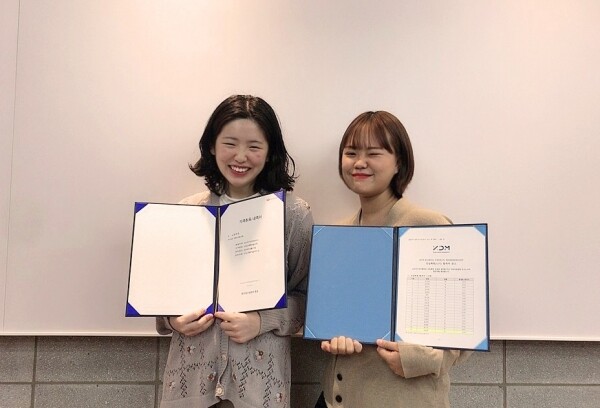 GTQ 그래픽기술자격증을 들고 있는 임주영 씨(왼쪽)와 KDM 우수디자이너로 활동 중인 최윤희 씨