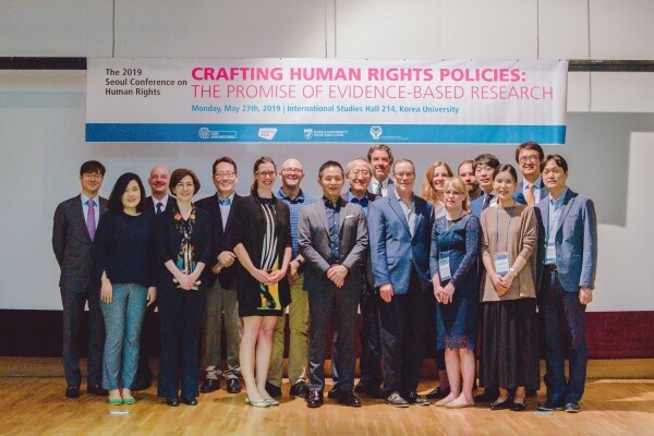 서창록(뒷줄 오른쪽 끝) 고려대 인권센터장을 비롯한 주요 참가자들이 콘퍼런스에서 기념촬영을 하고 있다. (사진: 고려대 제공)