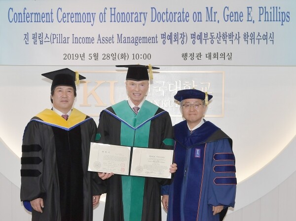 왼쪽부터 민상기 총장, 필립스 명예회장, 정일민 대학원장